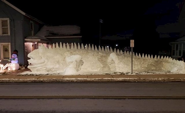 15. Netko je napravio golemu iguanu od snijega.