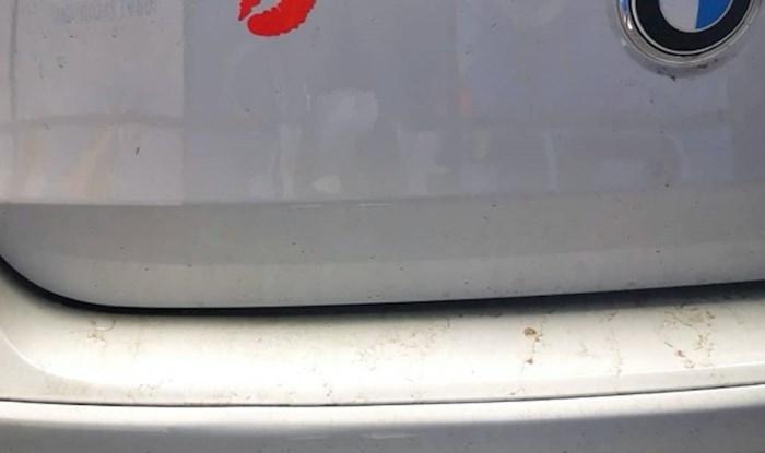 Vozačica je naljepnicom na svom BMW-u poslala poruku muškim vozačima, neke bi ovo moglo iživcirati