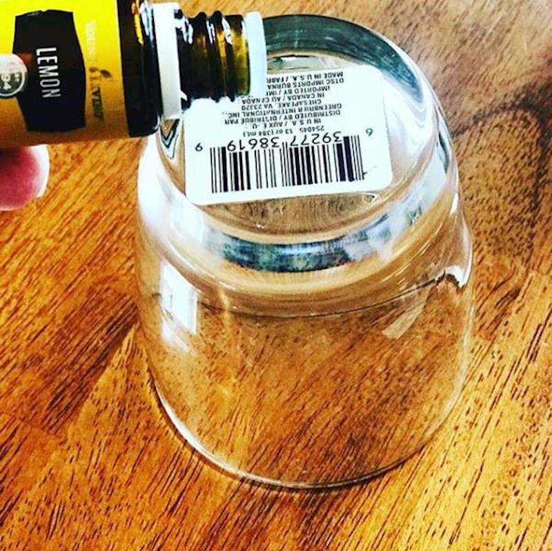 8. Voćni ocat od limuna pomoći će vam da uspješno odstranite bilo kakvu naljepnicu