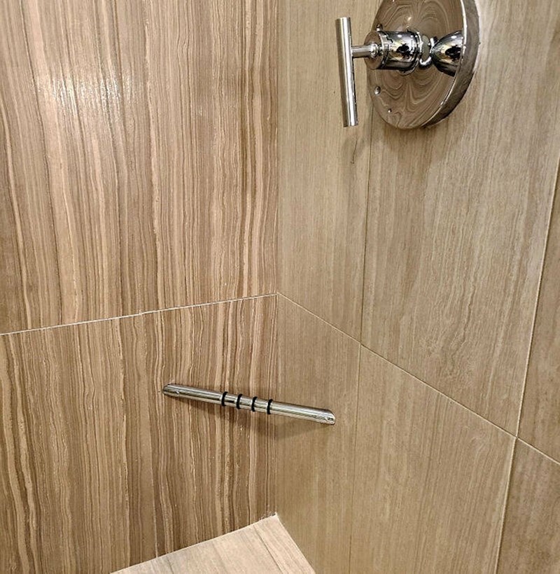 9. Postoji naslon za nogu