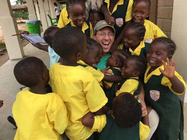 1. "Moj tata cijeli je život radio kao profesor i napokon je ostvario svoj san - otvoriti školu u Africi!"