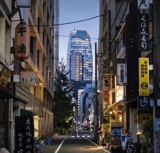 15. Stara gradska četvrt Toranomon u Tokiju, a u pozadini se vidi novi neboder u kojem su smješteni uredi