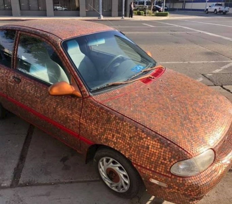 11. Obložio je stari auto sitnišem i vjerojatno poduplao njegovu vrijednost