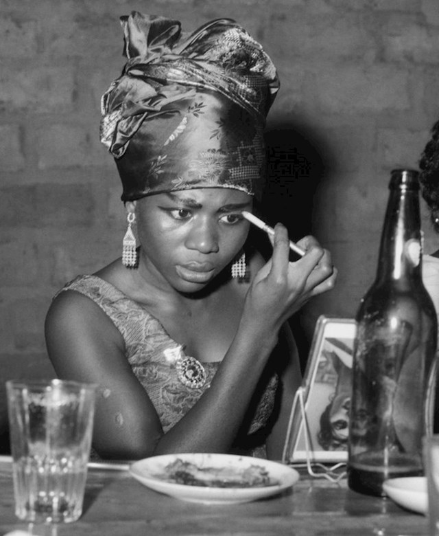7. Djevojka se šminka za zabavu u noćnom klubu u Lagosu, 1960-te