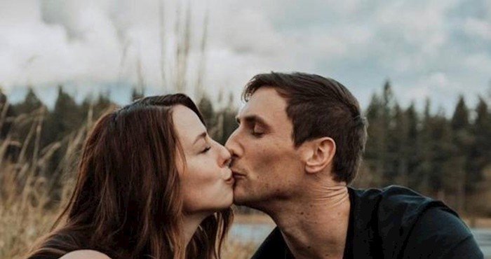 Dok par uživa u poljupcu, netko na ovoj fotki nije baš sretan