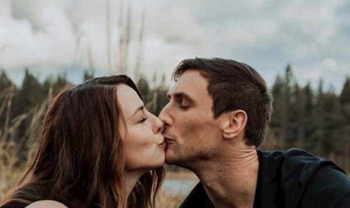 Dok par uživa u poljupcu, netko na ovoj fotki nije baš sretan