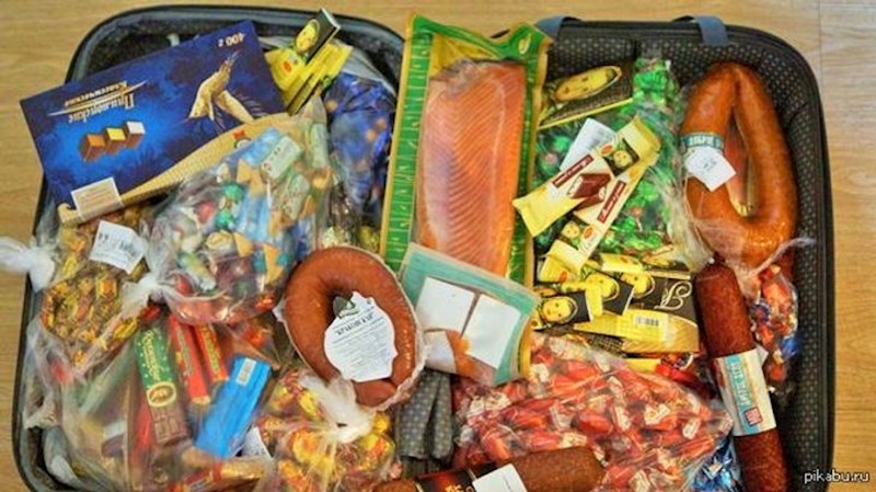 6. Studiram u inozemstvu. Svaki put kad mi mama dođe u posjet donese mi torbu punu moje omiljene hrane iz naše zemlje.