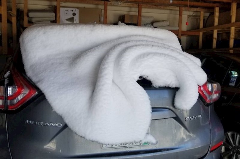11. Snijeg na autu izgleda kao tkanina.