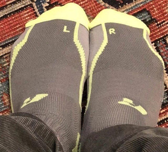 10. Čarape na kojima piše koja je lijeva, a koja desna