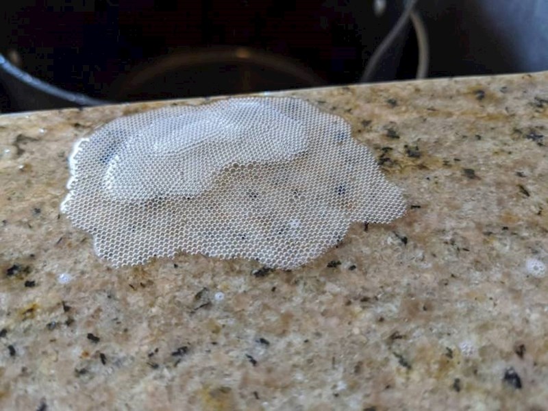 4. Ovi mjehurići koji su se stvorili na kuhinjskoj površini od deterdženta.