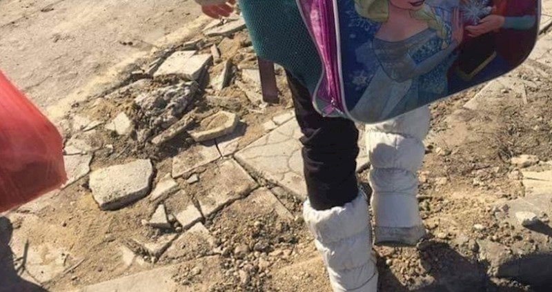 Netko je primijetio da djevojčica u školskoj torbi nosi nešto potpuno neprimjereno i šokantno