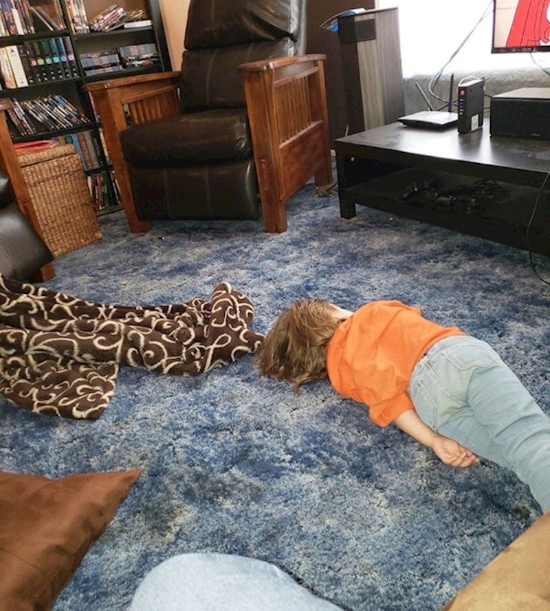 13. "Prije 5 minuta ponudio sam mu jastuk i jako se naljutio jer je tvrdio da NE želi spavati."