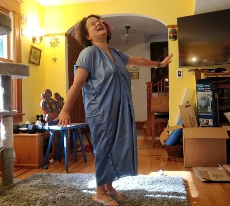 3. Po treći put je pokušala sašiti haljinu. I po treći put nije uspjela.😆