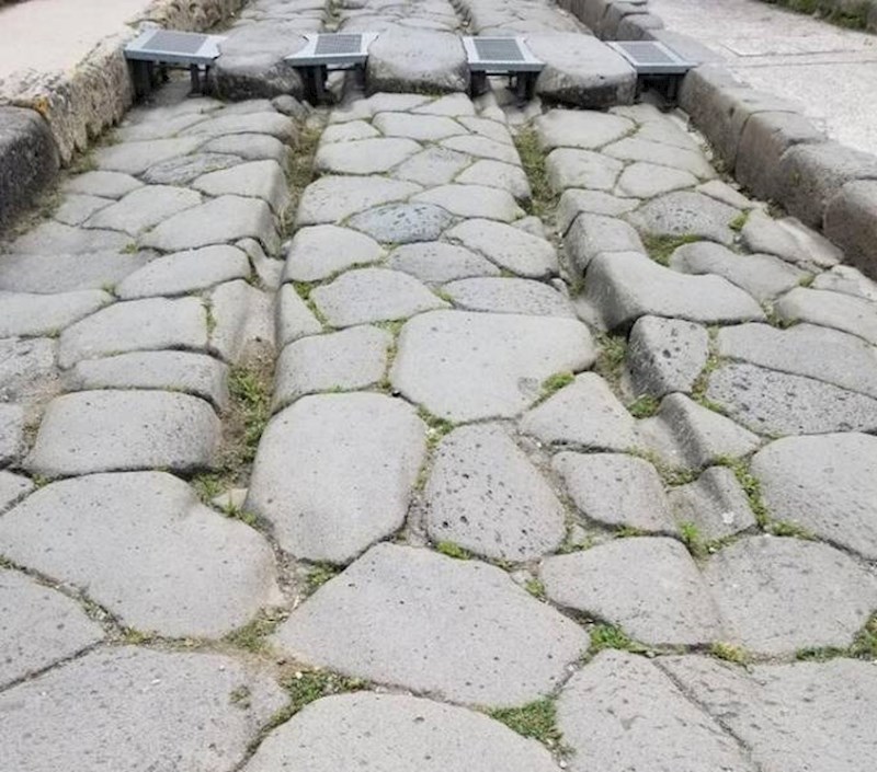 11. Tragovi kola u kamenom podu na Pompejima, stari preko tisuću godina