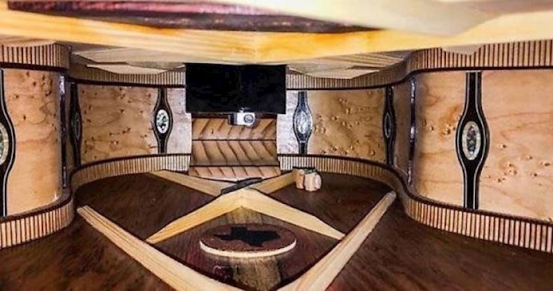 15. Unutrašnjost gitare podsjeća na neki luksuzni interijer