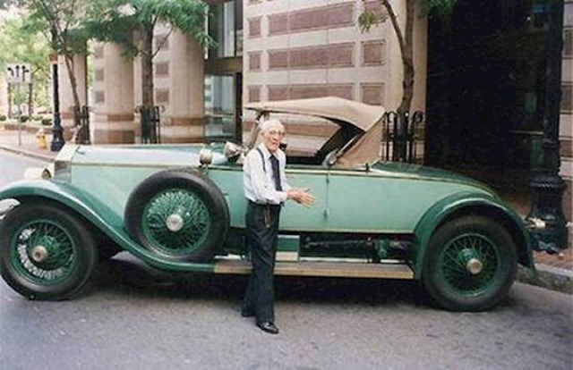 2. Ovaj čovjek u trenutku nastanka fotografije imao je 102 godine i već 82 godine vozio je isti automobil.