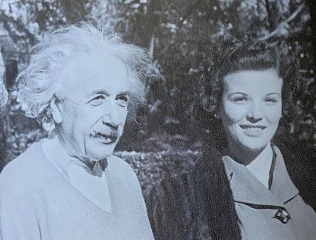 1. Moja baka druži se s Albertom Einsteinom u nekom dvorištu.