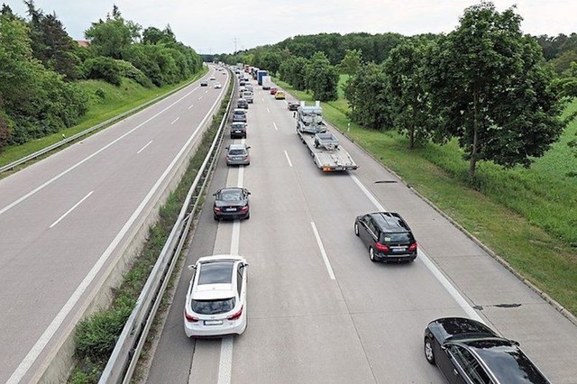 2. Uvijek se ostavlja prostor u sredini ceste za vozila hitnih službi.