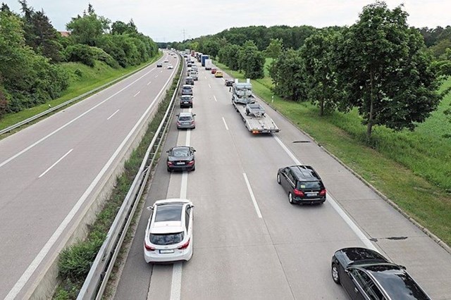 2. Uvijek se ostavlja prostor u sredini ceste za vozila hitnih službi.