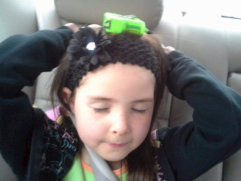 7. Drži metar na glavi jer joj to, kako kaže, pomaže da se koncentrira