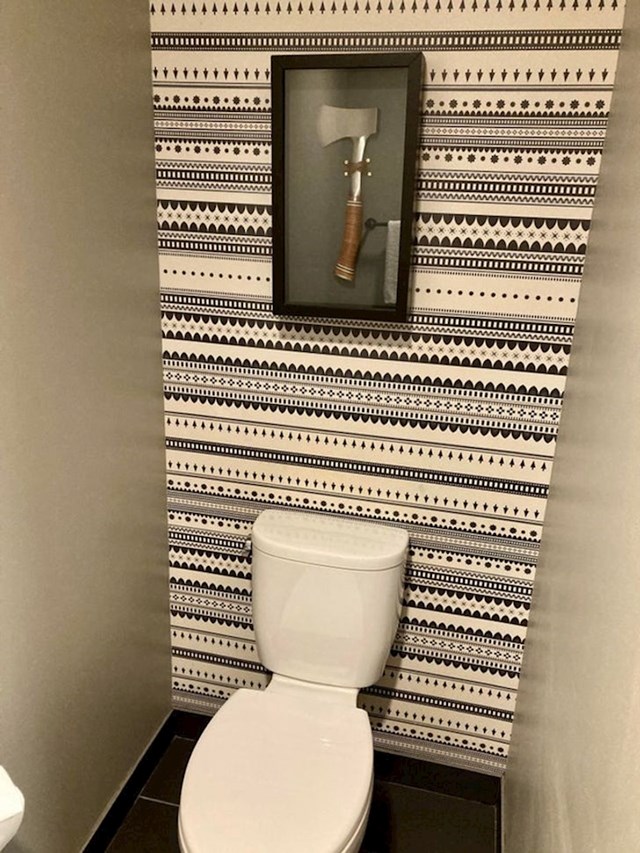 1. Hotel koji u kupaoni ima sjekiru...