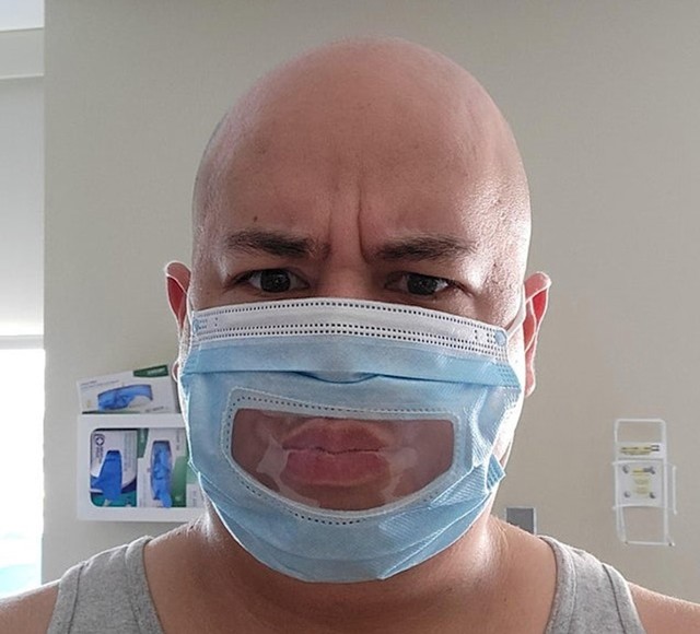 17. Djelatnici pedijatrijskog odjela imaju rupice na maskama na predjelu usta, da djeca bolje vide njihove ekspresije.