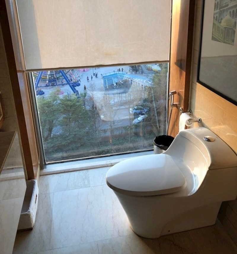 3. Wc s pogledom. Šteta što i ljudi odozdo mogu vidjeti osobu koja obavlja nuždu ako zaboravi spustiti zavjesu...