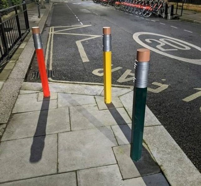 4. Preslatke parking barijere pred jednim vrtićem u Engleskoj