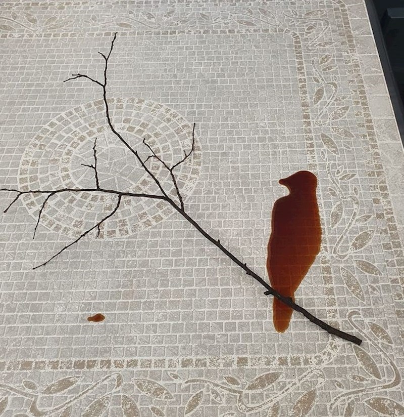 2. "Prolila sam kavu i slučajno stvorila umjetničko djelo."