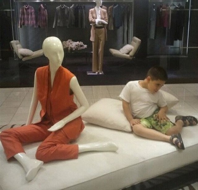 13. Klinac u shopping centru