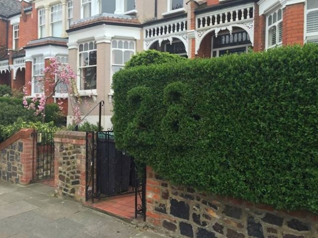 7. Kućni broj jedne kuće u Londonu naznačen je na grmu