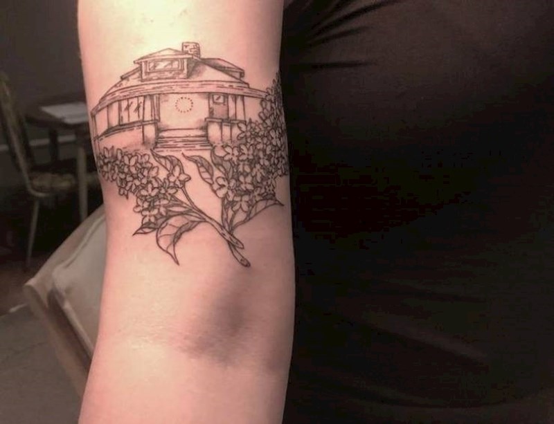 1. "Kao djevojčica obožavala sam dolaziti kod bake. Zato sam za motiv svoje prve tetovaže odabrala njezinu kuću!"