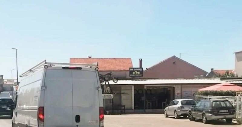 Nesvakidašnji prizor iz Zadra nasmijao je mnoge, nećete vjerovati kad vidite što tip vuče prikolicom