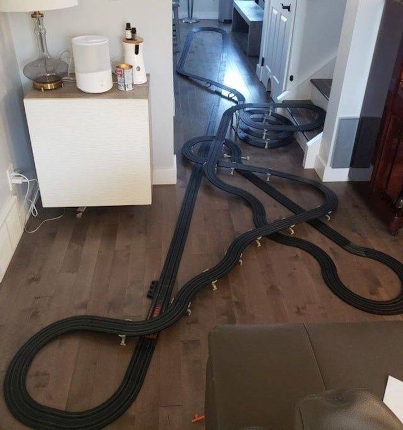 5. "Supruga mi je naredila da počistim pod. Ali tijekom tog procesa pronašao sam svoje stare tračnice i sve je propalo."