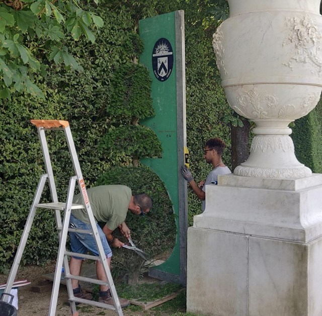 15. Ovako radnici u Versaillesu uređuju biljke
