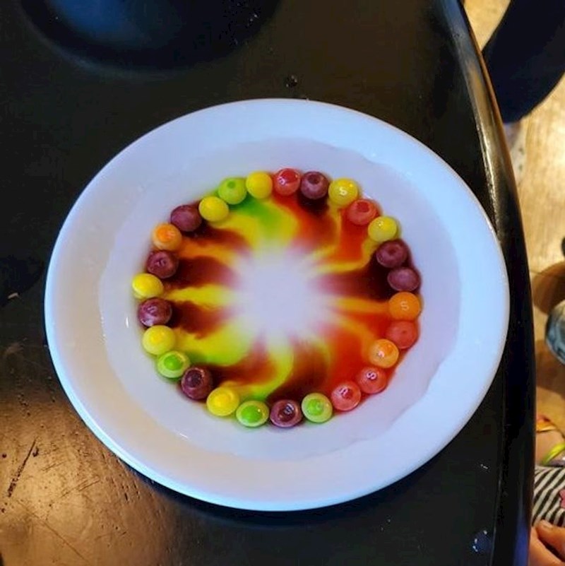 Ako nikad niste namočili Skittles bombone u vodi, ne znate što propuštate.😁