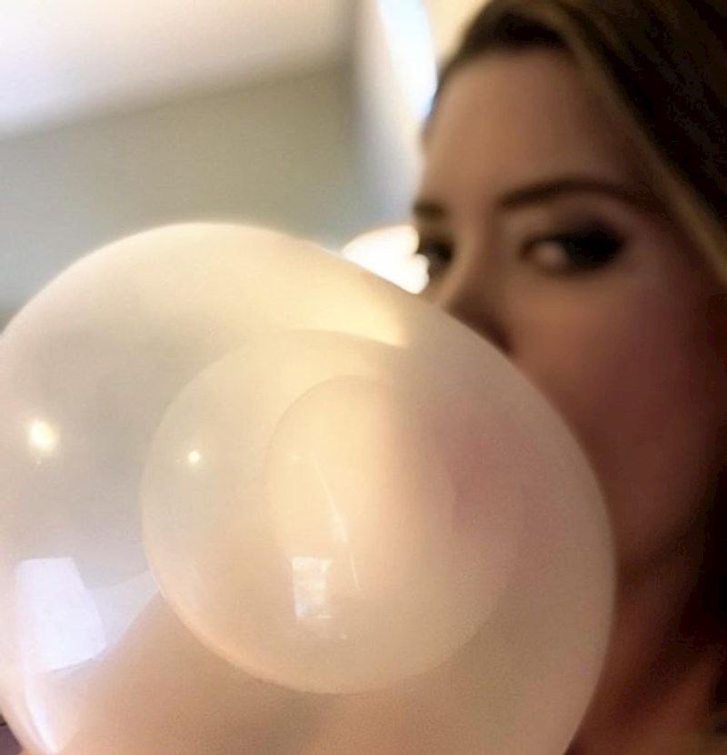 10. Uspjela je napuhati trostruki balon.