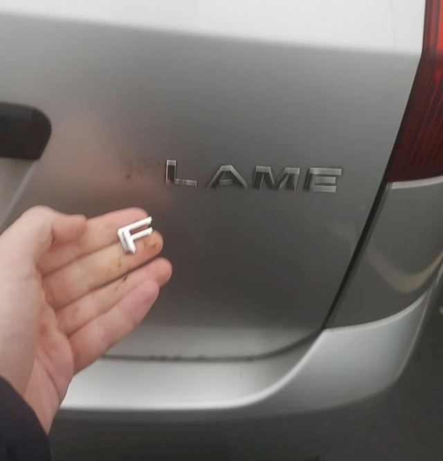 9. Ispalo mu je slovo. Sada je umjesto flame (plamen) postao lame (jadnik).🤣