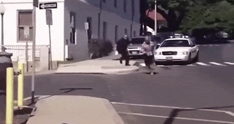 Lik je skoro pobjegao policajcu, ali onda je napravio nešto preglupo