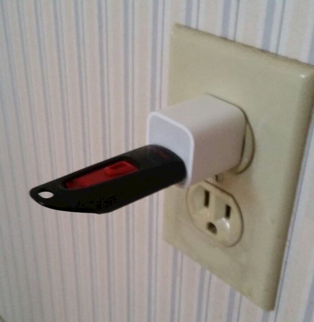 3. "Uzalud pokušavam objasniti djedu da se USB stick ne puni."
