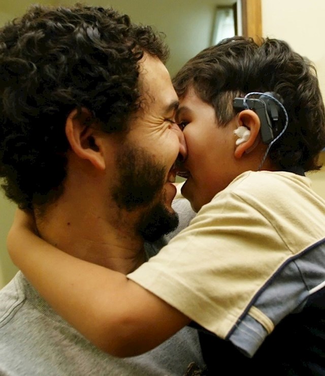 4. Dječak je dobio slušni aparat i prvi put u životu čuo svoga tatu