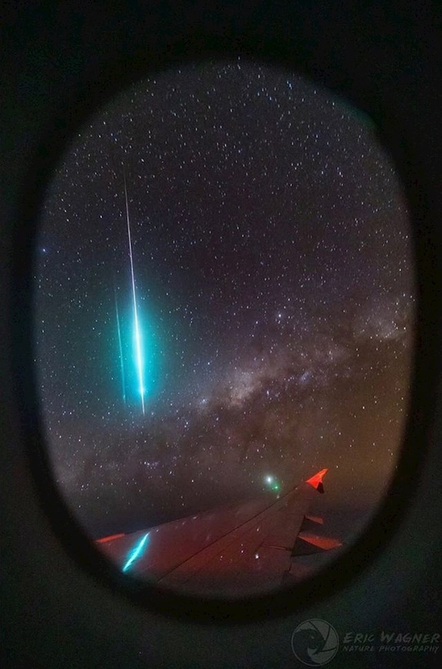 13. Izgleda kao svemir, ali je zapravo samo pogled iz aviona.