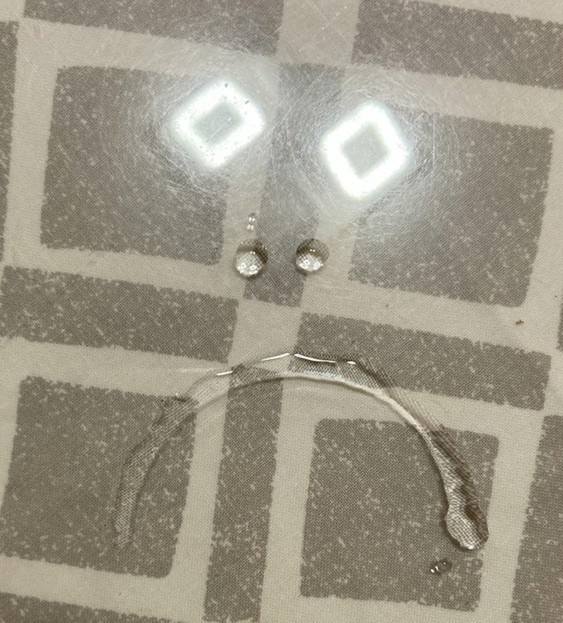 14. "Stol se izgleda jako uzrujao što sam prolila vodu po njemu..."