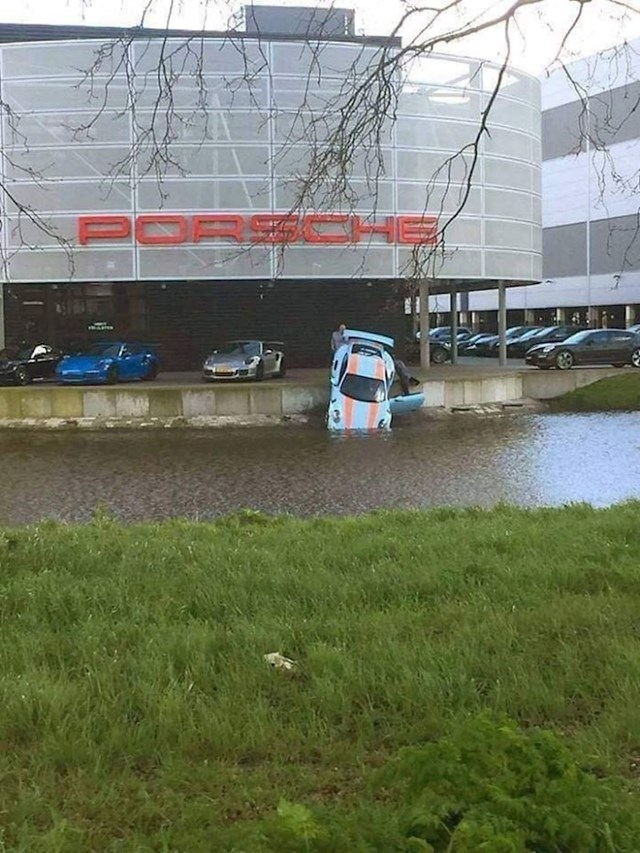 5. Netko je toga dana u Porscheu dobio otkaz...