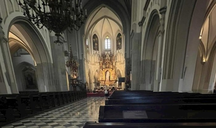 Fotka snimljena u jednoj crkvi u Poljskoj obišla je svijet, odmah će vam biti jasno zašto je hit