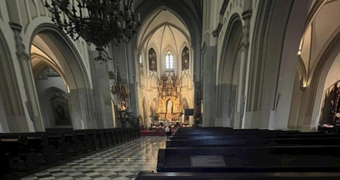 Fotka snimljena u jednoj crkvi u Poljskoj obišla je svijet, odmah će vam biti jasno zašto je hit