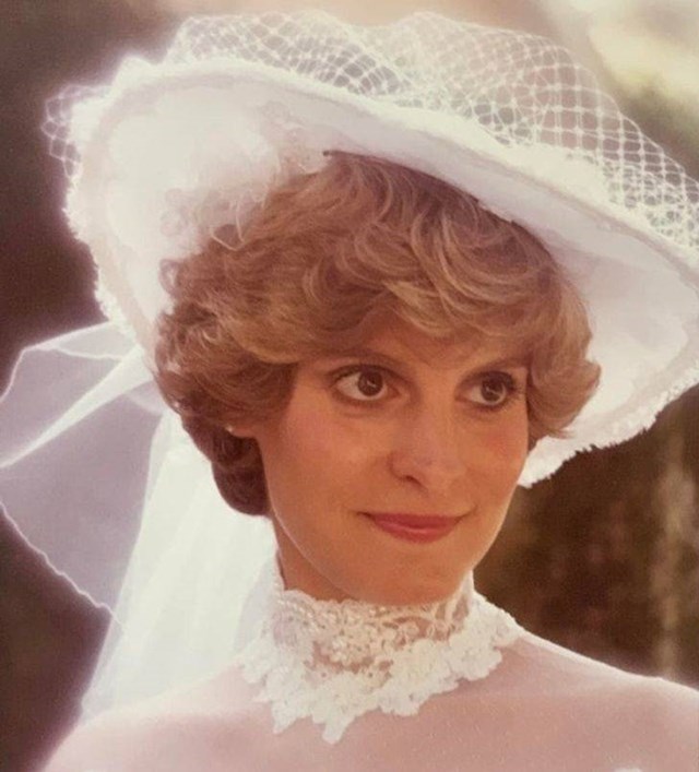 1. "Moja mama na svom vjenčanju 80-ih. Svi kažu da izgleda kao princeza Diana!"