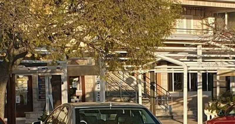 Vozač iz Makarske zalijepio je urnebesan natpis na svoj auto, morate vidjeti ovaj hit