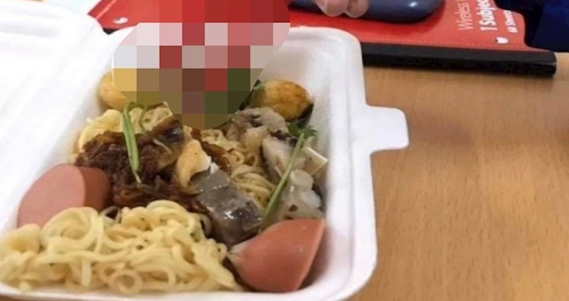 Nije imao štapiće za jelo, pa se poslužio nečim sličnim i nasmijao internet