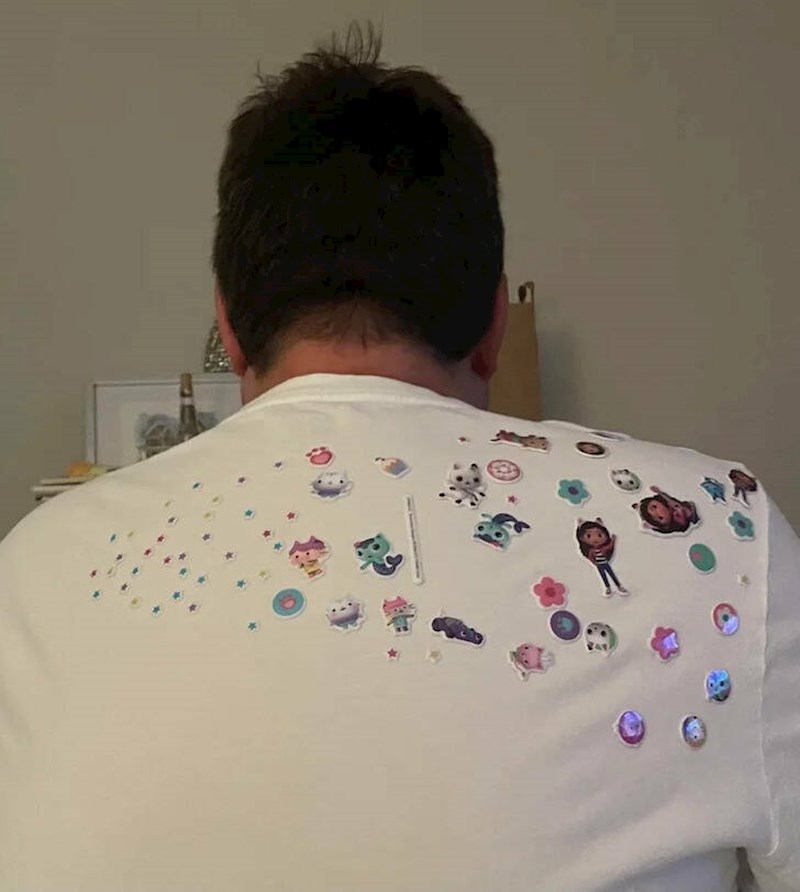 3. Igrao sam PS sa svojim sinom, a moja kći se u pozadini smijuljila. Kasnije sam skužio da je radila ovo.